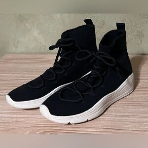 Black Universal Thread Boots